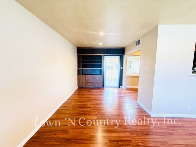 Foto del edificio - Charming 3-Bedroom Home with Modern Update...