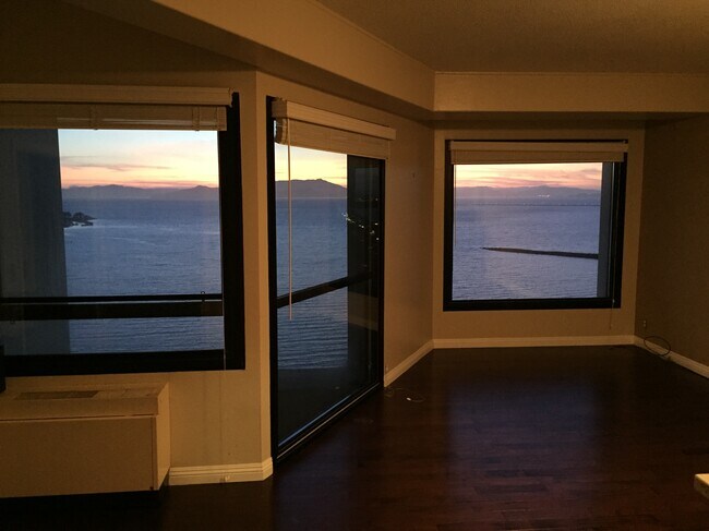 Foto del edificio - 6363 Christie Ave