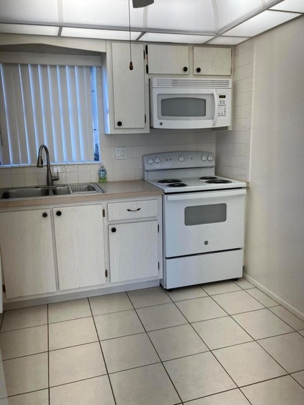 Building Photo - 2556 Dudley Dr E