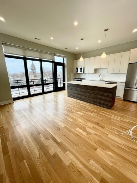 Building Photo - 4555 N Ravenswood Ave