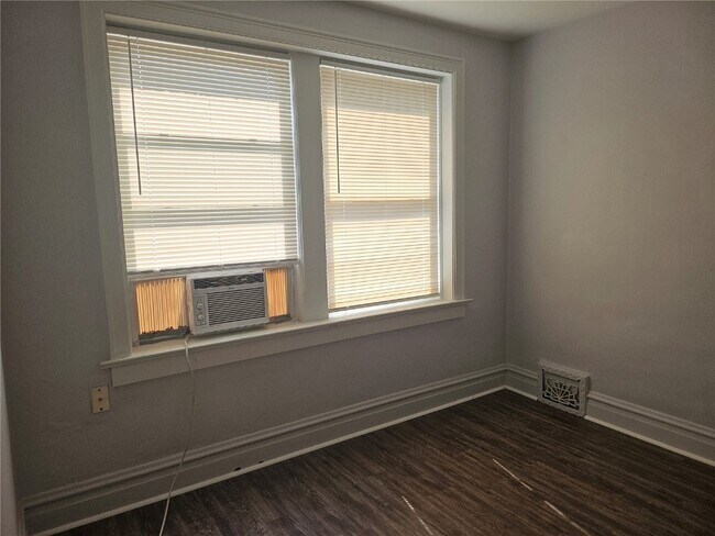 Foto del edificio - 5856 Hampton Ave