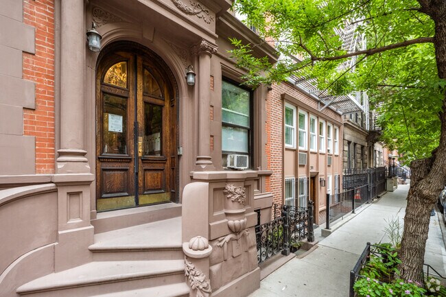 Entrance - 283 W 11th St