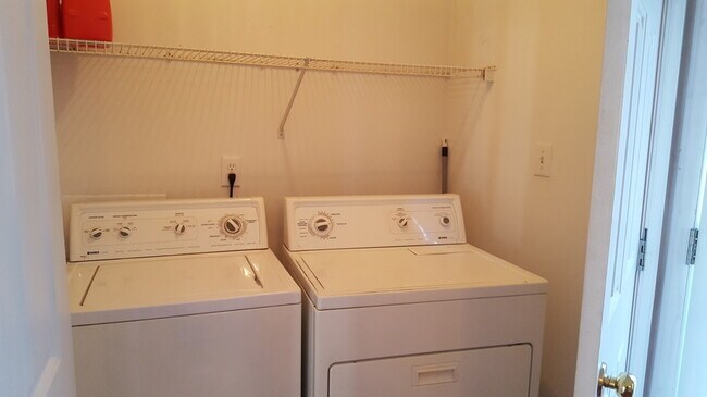 Building Photo - 2bdrm 2.5 ba Townhome. W/D included