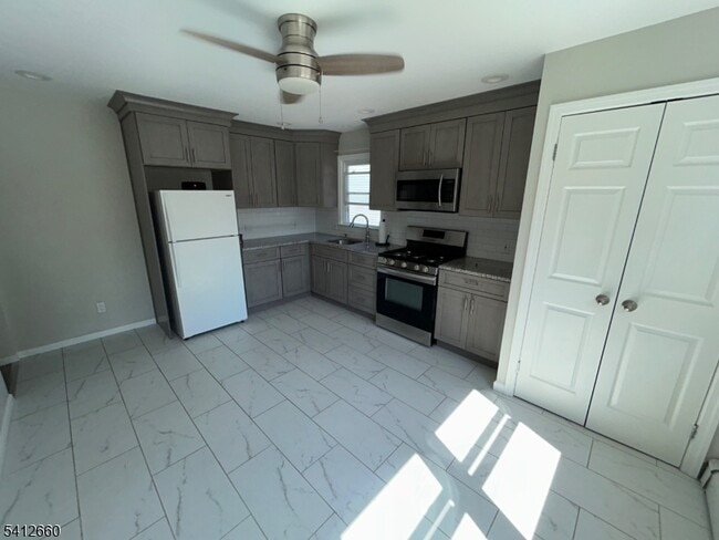 Building Photo - 49 7th Ave