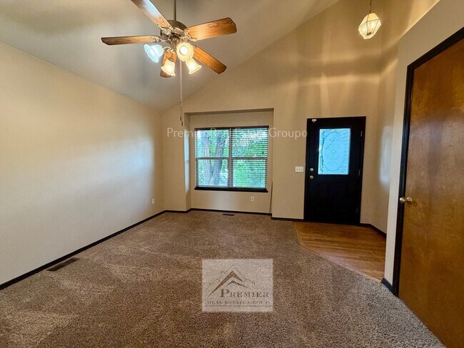 Foto del edificio - 1428 Coolcrest Dr