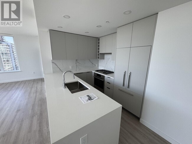Building Photo - 823-3823 Carnarvon St