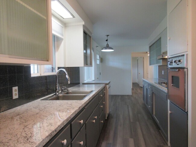 Building Photo - PENDING APPLICATION-Updated 2 bedroom 1 ba...