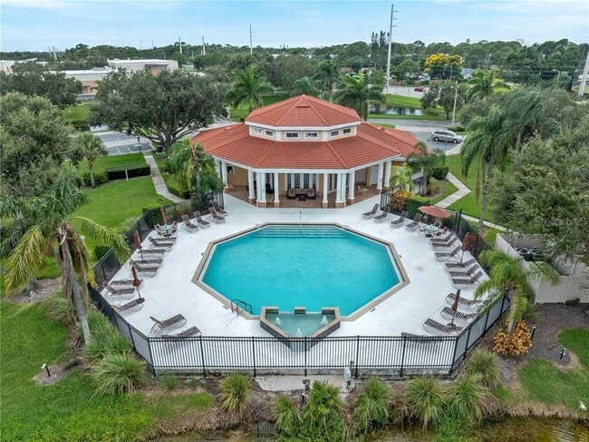 Foto del edificio - 2732 Hidden Lake Blvd