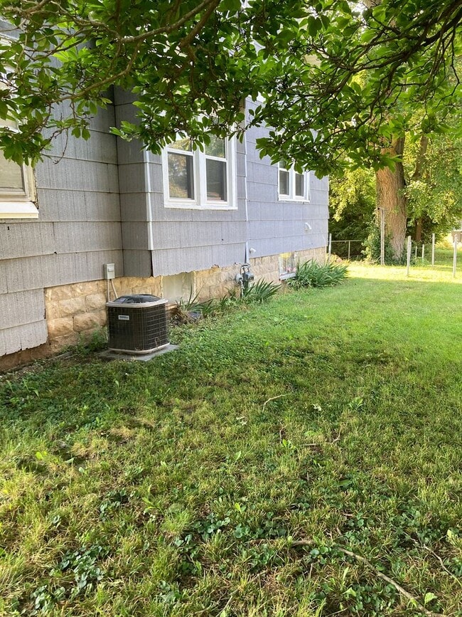 Building Photo - 3 bedroom with a bonus room! Nice enclosed sun porch!