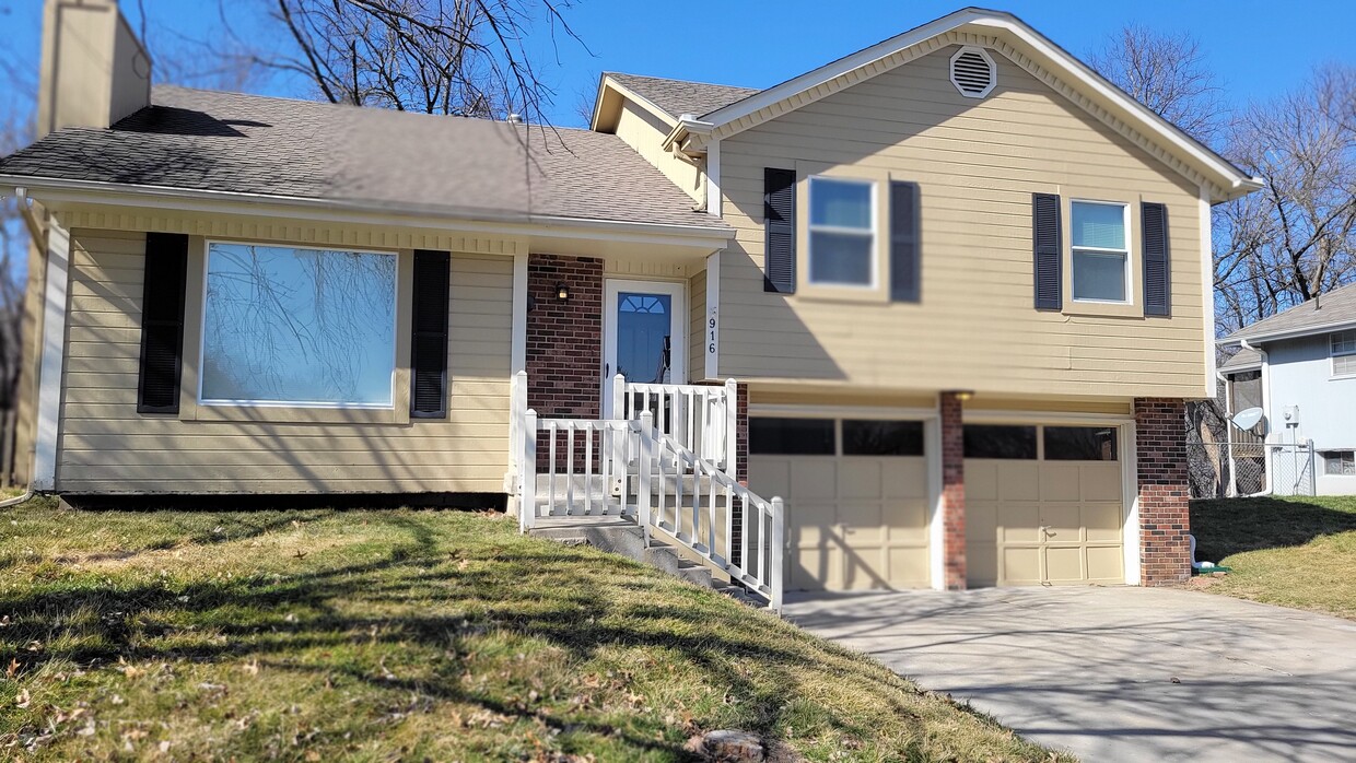 Foto principal - 916 NE Bristol Dr