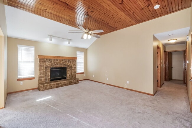 Building Photo - 1711 Roberta Dr