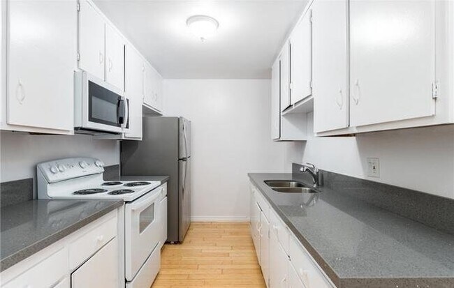 Foto del edificio - "Pristine 1-Bed Condo at 3565 Linden Ave, ...