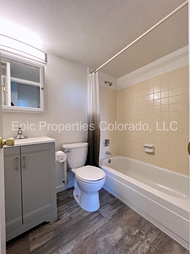 Building Photo - 942 S Dearborn Way