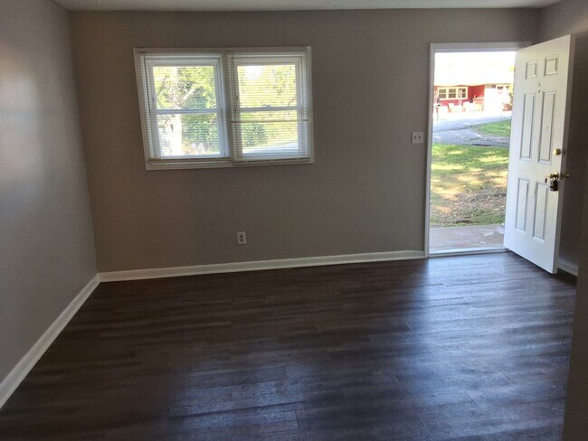 Building Photo - 1122 Evelyn Dr