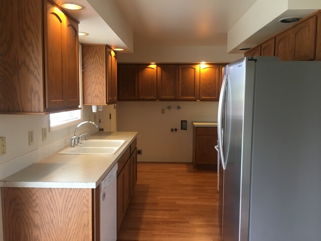 Building Photo - Charming 2BD Duplex in a Prime Vancouver L...