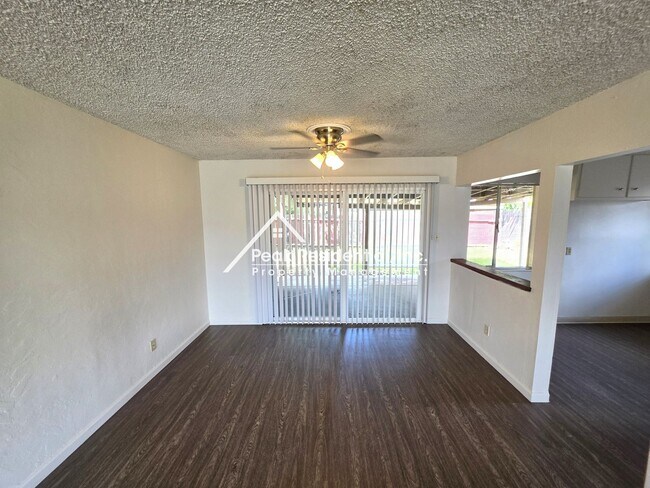 Foto del edificio - A Charming 3bd/1ba Fruitridge Manor Area Home with Garage