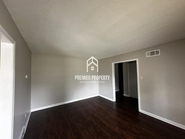 Foto del edificio - 2898 S Mendenhall Rd