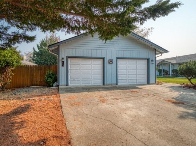 Building Photo - 1365 SW Sun Glo Dr