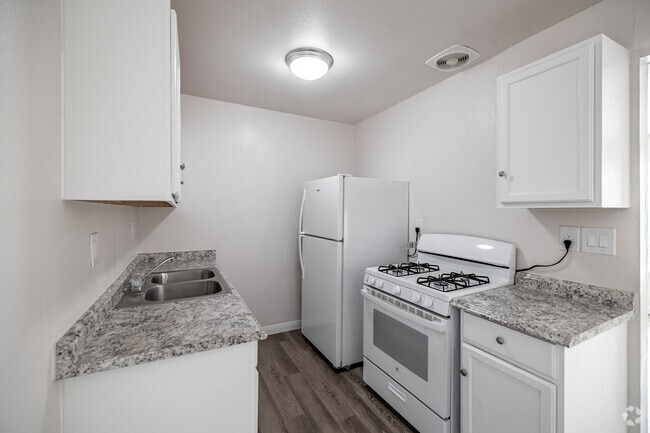 2BR, 1BA - 869SF - Kitchen - Courtyard Apartments