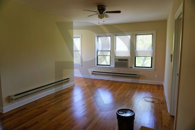 Foto del edificio - 3732 N Pine Grove Ave