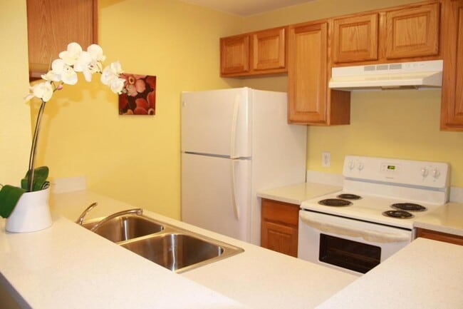 Building Photo - 373 Half Moon Lane #105