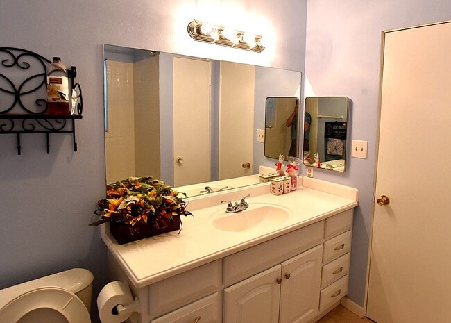 Building Photo - 2201 Fountain View Dr