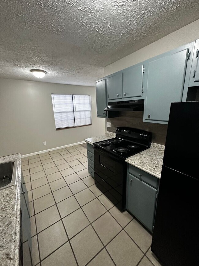 Foto del edificio - Newly Renovated 1 Bedroom, available Mid A...