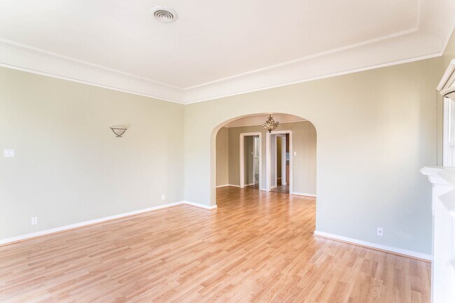 Foto del edificio - 327 1/2 N. Stanley Ave.-