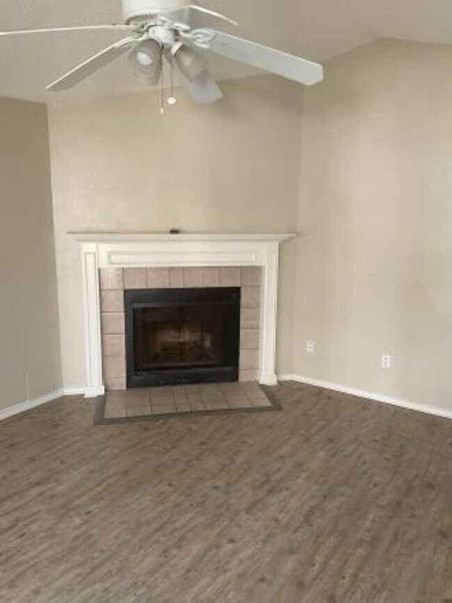 Foto del edificio - This incredible three bedroom home is minutes away from Lake Travis