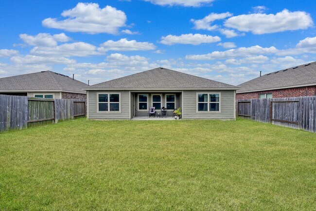 Foto del edificio - 15127 Willow Tree Ln