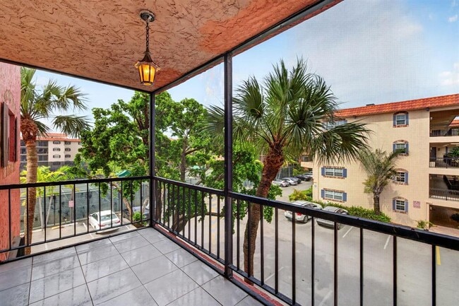 Building Photo - 660 Tennis Club Dr