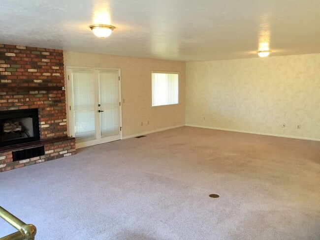 Building Photo - 656 Thunderbird Dr
