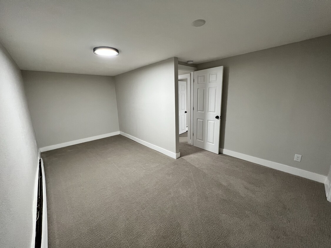 Primary Photo - 424 S Holland Ct