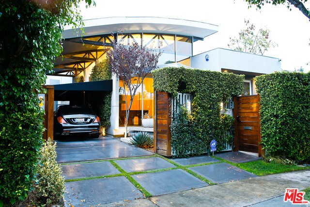 Primary Photo - 8735 Dorrington Ave