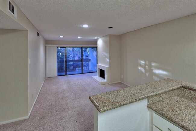Foto del edificio - 12100 Melville Dr