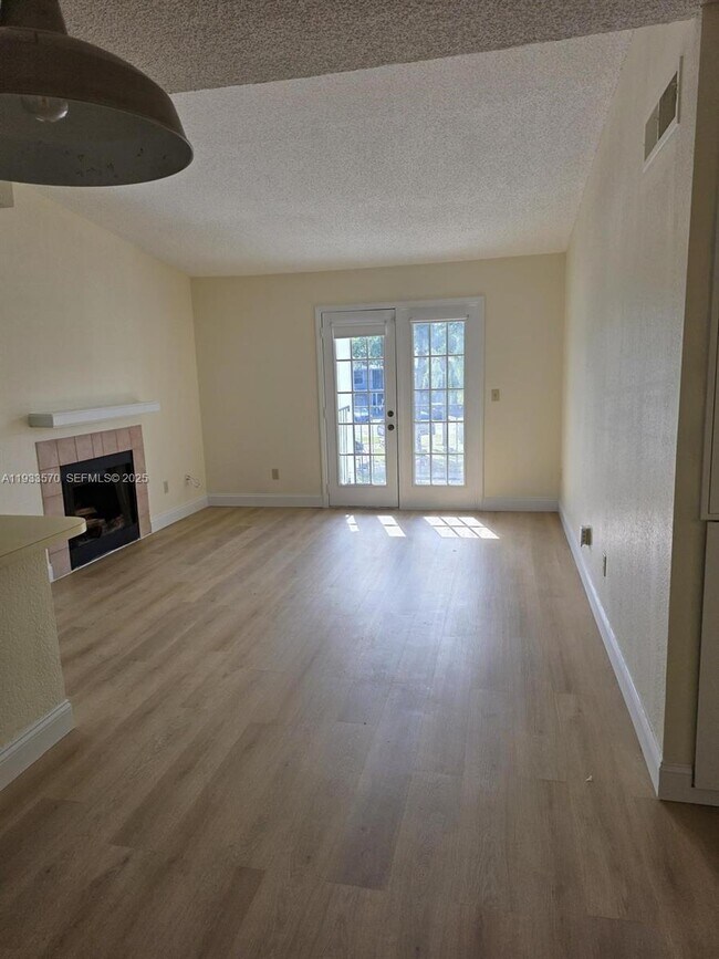 Building Photo - 2550 N Alafaya Trail