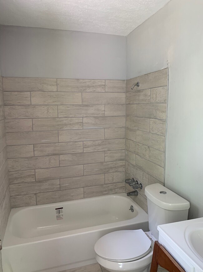 Baño principal completamente nuevo - 205 River Cove
