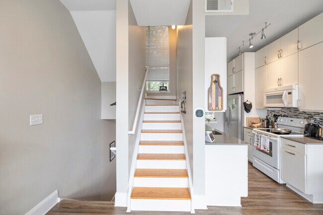 Foto del edificio - 2082 Atherton Heights Ln