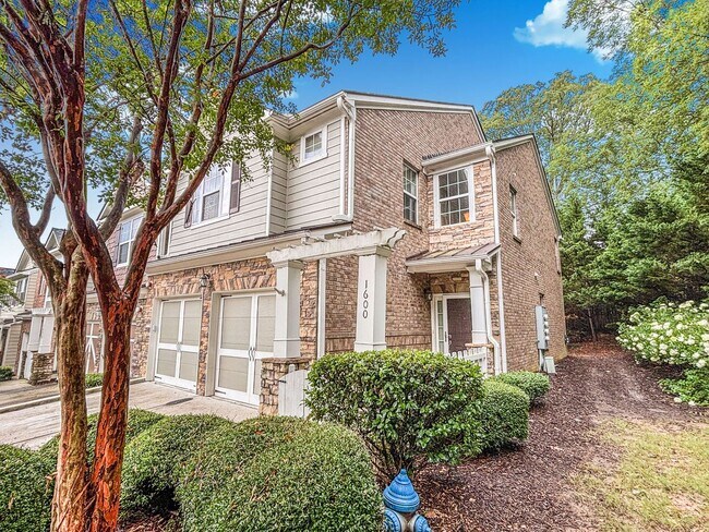 Foto del edificio - End Unit Townhome - 3BR, 2.5BA with Garage