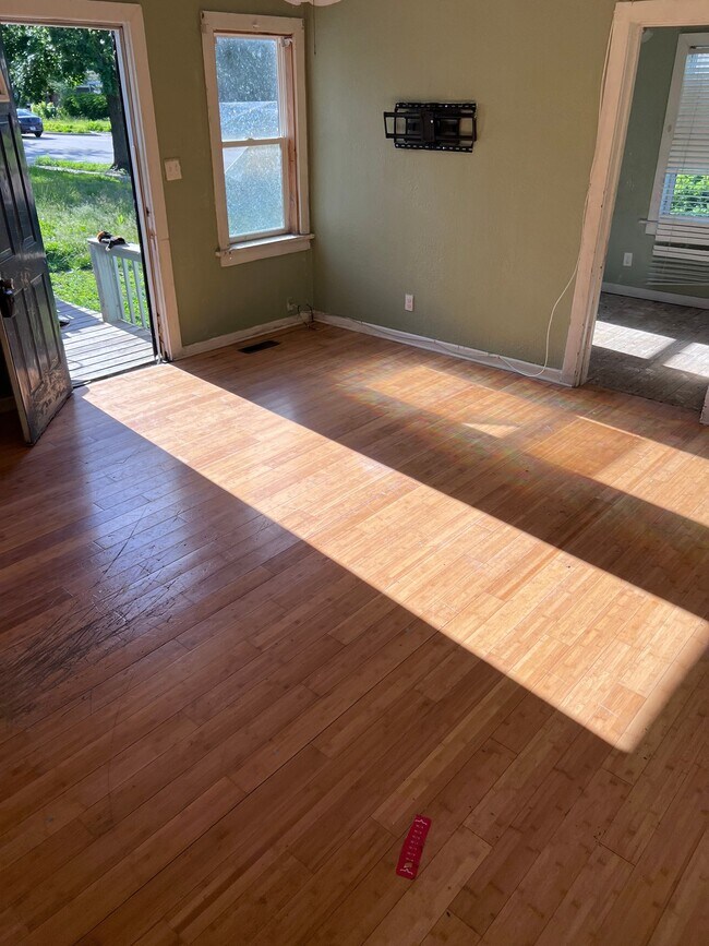Foto del edificio - 1556 N Taylor Ave