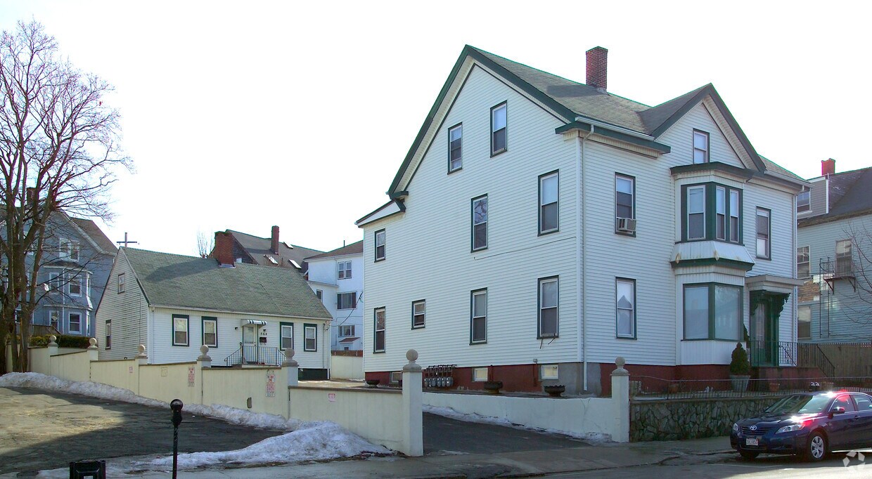 Building Photo - 564-570 S Main St