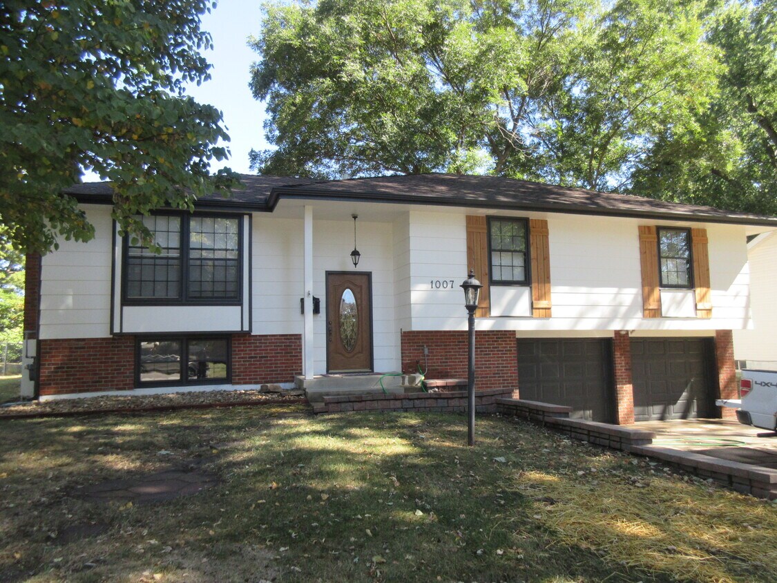 1007 SW Allendale Blvd, Lees Summit, MO 64081 House Rental in Lees