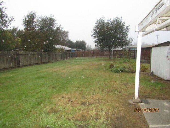 Foto del edificio - Very Rare 2 Bedroom House on a large lot with separate bonus unit!