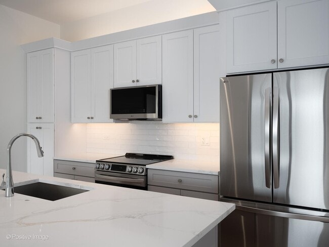 Building Photo - 3202 N Racine Ave