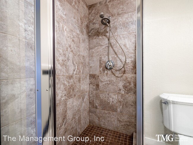 Building Photo - 3 br, 2.5 bath House - 4701 NE 77th Avenue...