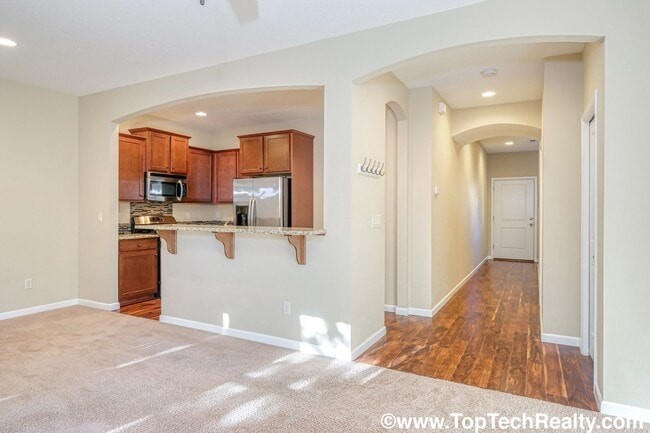 Building Photo - Lovely Home In A Excellent Location! 4 Bed...
