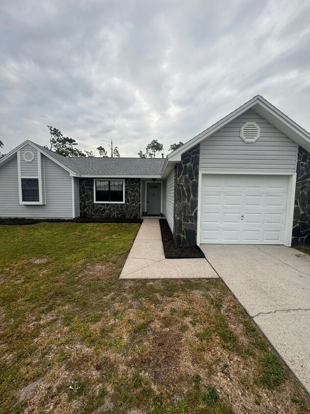 Primary Photo - Great 3 Bedroom Home! 25% off First Month'...