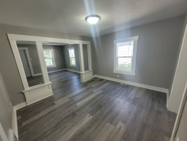 Building Photo - Recently Renovated 2 Bedroom, 1 Bathroom w...