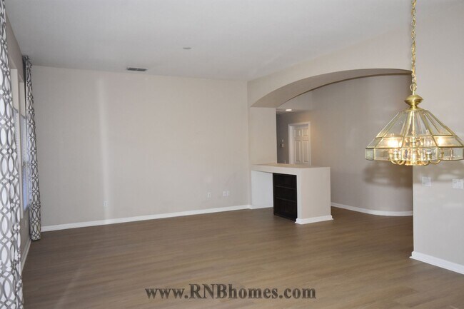 Foto del edificio - 408 Angelrock Ct
