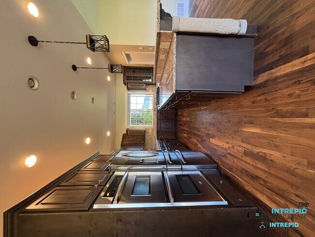 Building Photo - 216 Columbine St